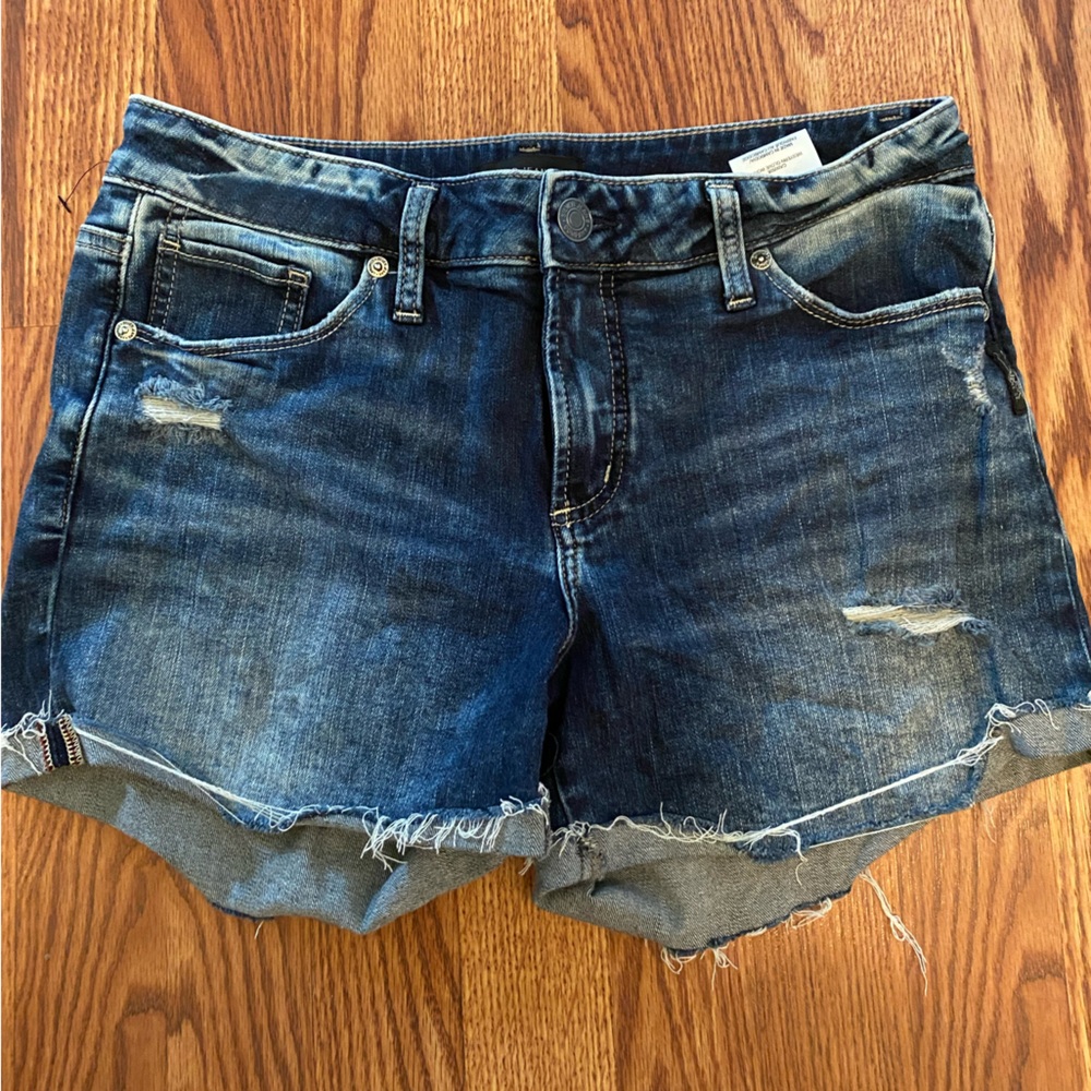 NWOT Silver denim shorts from Dillards. Waist 28 length/inseam 4 inches